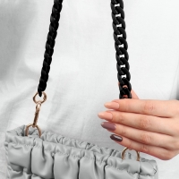 Цепочка для сумки, пластиковая, с карабинами, 15 &times; 21 мм, 68 см, цвет чёрный/золотой