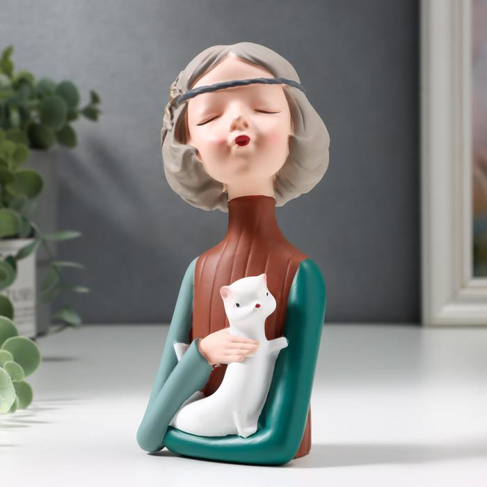 Сувенир полистоун Сувенир полистоун "Малышка с каре, губки трубочкой, с котом-рыбой" 15,5х6х7 см