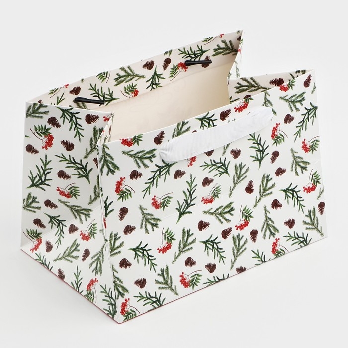 Пакет подарочный новогодний с широким дном &laquo;Снегири&raquo;, 20 х 14 х 13.2 см, Новый год