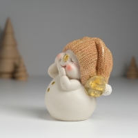 Сувенир полистоун "Снеговичок в золотистом вязанном колпаке, с крылышками" 9х6х9 см