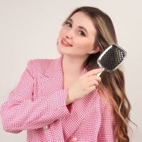 Расчёска массажная, широкая, вентилируемая, с гальваническим покрытием, 8,5 × 20,5 см, PVC коробка, цвет МИКС Расчёска массажная, широкая, вентилируемая, с гальваническим покрытием, 8,5 × 20,5 см, PVC коробка, цвет МИКС