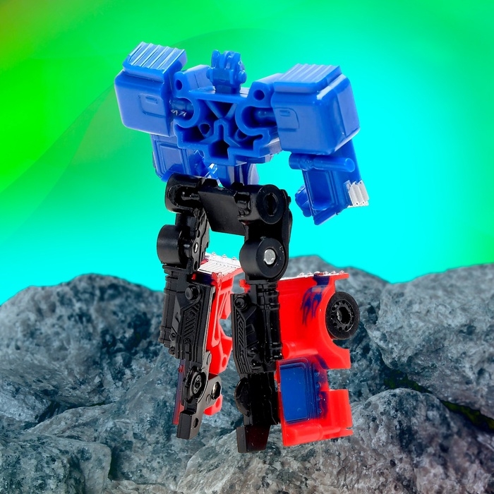 Робот &laquo;Автобот&raquo;, трансформируется