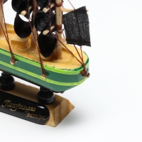 Корабль «Дункан», 10х3х10 см, зеленый корпус, черные паруса Корабль «Дункан», 10х3х10 см, зеленый корпус, черные паруса