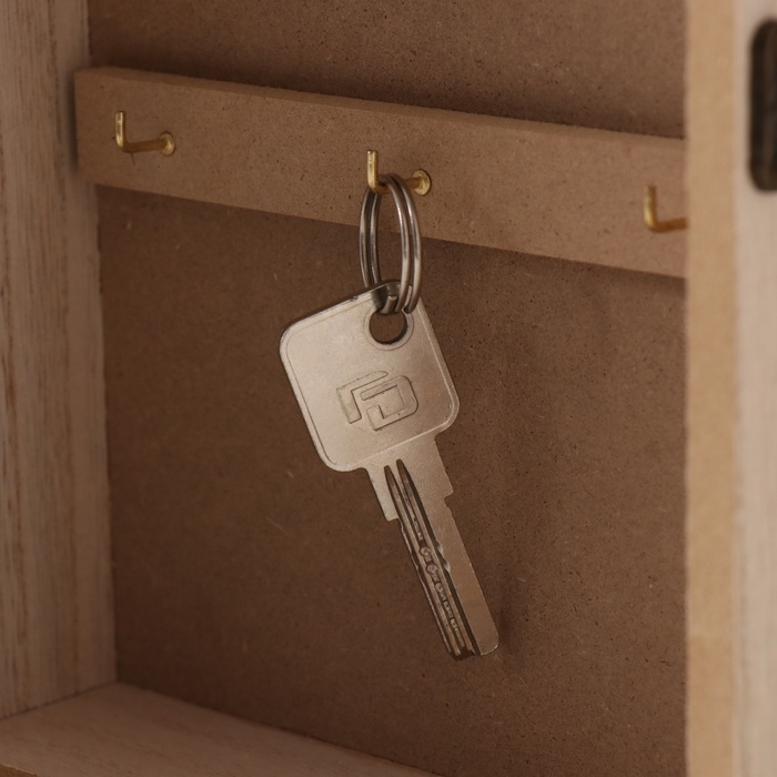 Ключница дерево 6 крючков "Отпечаток листьев. Ключи и сердце" зелень 6,5х20х26,5 см