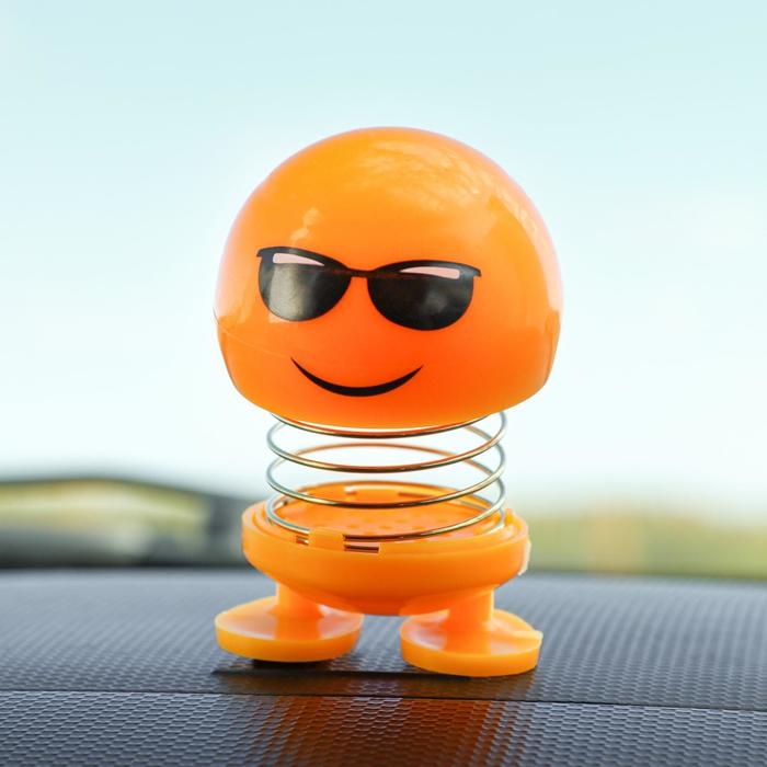 Смайл на пружинке, на панель в авто, в очках, желтый Смайл на пружинке, на панель в авто, в очках, желтый