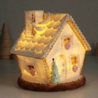 Сувенир полистоун свет "Пряничный домик с узорами, с птицами" 16,5х16х17 см Сувенир полистоун свет "Пряничный домик с узорами, с птицами" 16,5х16х17 см