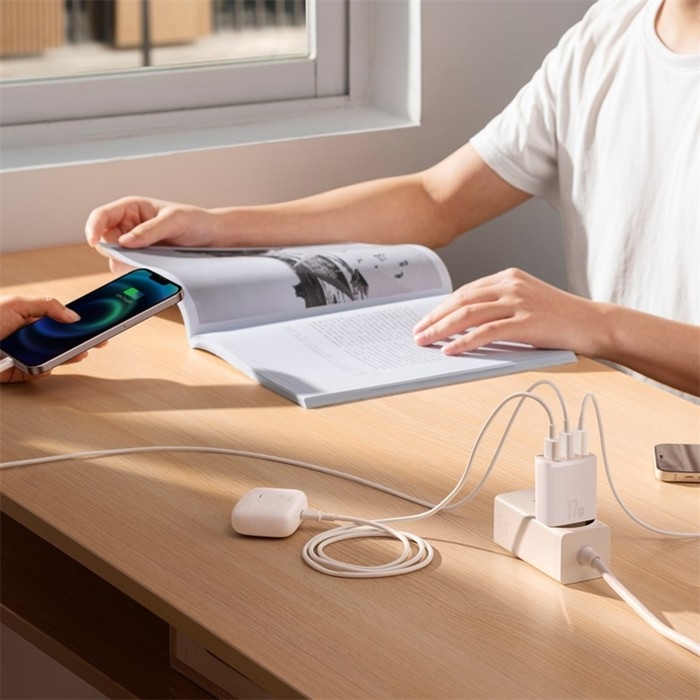 Сетевое зарядное устройство Baseus, 3USB, 3 А, 17W, белое Сетевое зарядное устройство Baseus, 3USB, 3 А, 17W, белое