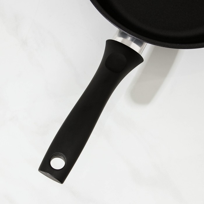 Сковорода «Традиция», 26×6 см, пластиковая ручка, стеклянная крышка, антипригарное покрытие, цвет чёрный Сковорода «Традиция», 26×6 см, пластиковая ручка, стеклянная крышка, антипригарное покрытие, цвет чёрный