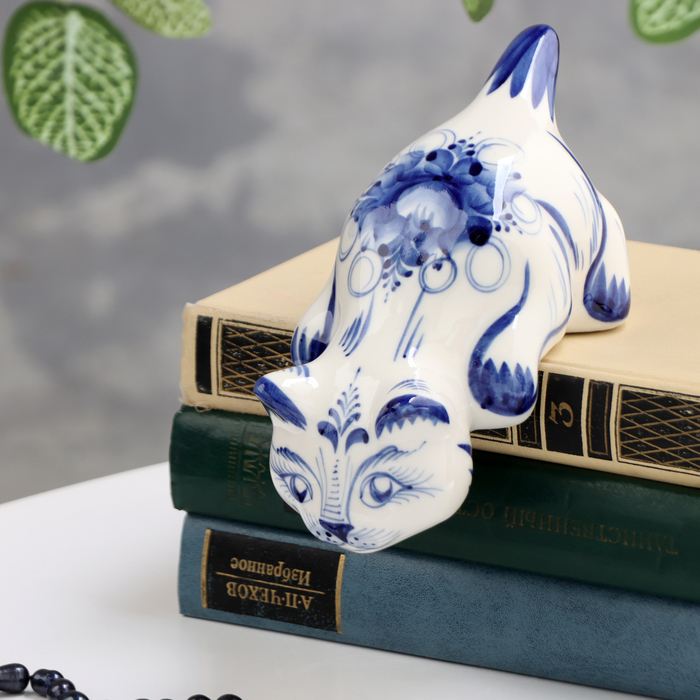 Сувенир "Кошка Соня свисающая", гжель, фарфор, 8х16 см