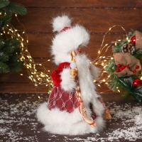 Снегурочка "В пушистой шубке, с фонариком" двигается, с подсветкой, 30х18 см, красный Снегурочка "В пушистой шубке, с фонариком" двигается, с подсветкой, 30х18 см, красный