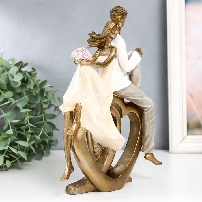 Сувенир полистоун Сувенир полистоун "Влюблённые на двойном сердце" песочный 7,5х17,5х25 см