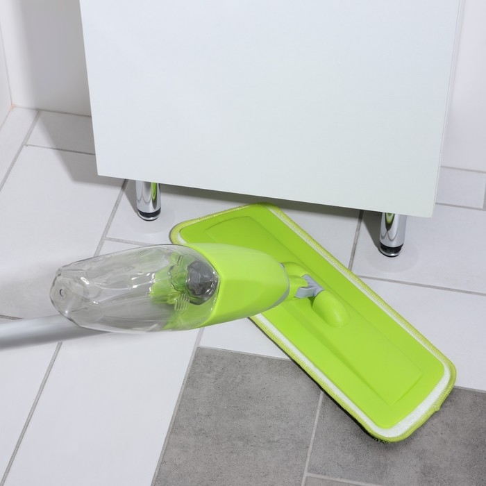 Швабра для мытья пола с распылителем Доляна, насадка из микрофибры 40&times;14 см, металлическая ручка 125 см, цвет МИКС