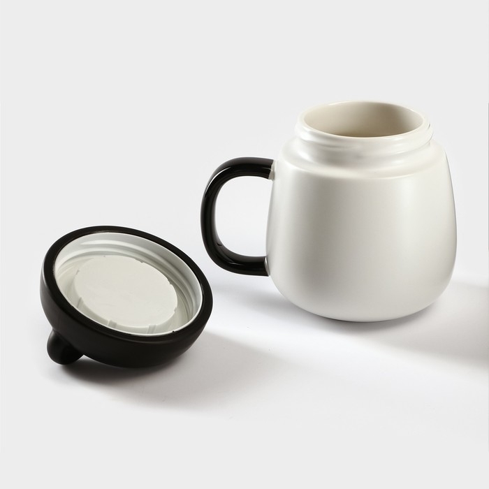 Кружка керамическая с пластиковой крышкой &laquo;Панда&raquo;, 400 мл, цвет белый и чёрный