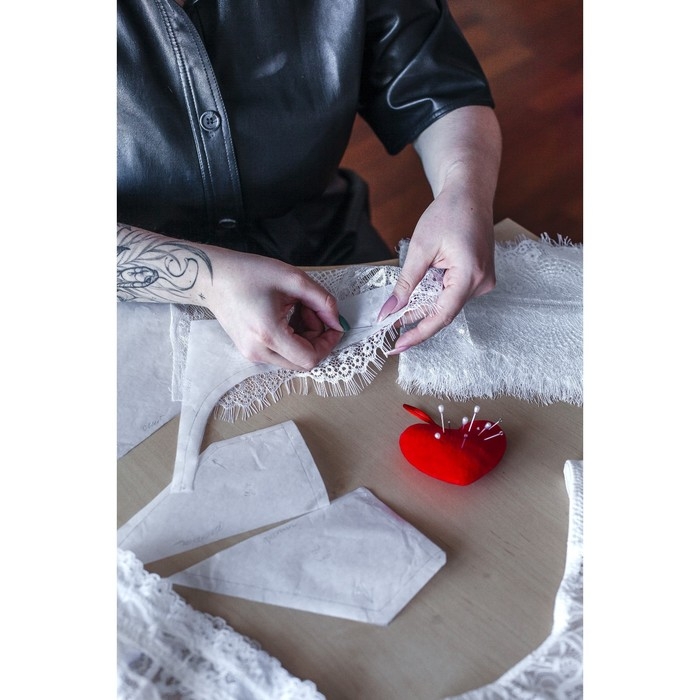 Игольница с петлёй &laquo;Сердце&raquo;, 8,5 &times; 6,5 &times; 3,5 см, цвет красный