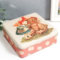 Шкатулка металл квадрат "Малышка и игрушечный медведь" 5,8х17х17 см Шкатулка металл квадрат "Малышка и игрушечный медведь" 5,8х17х17 см