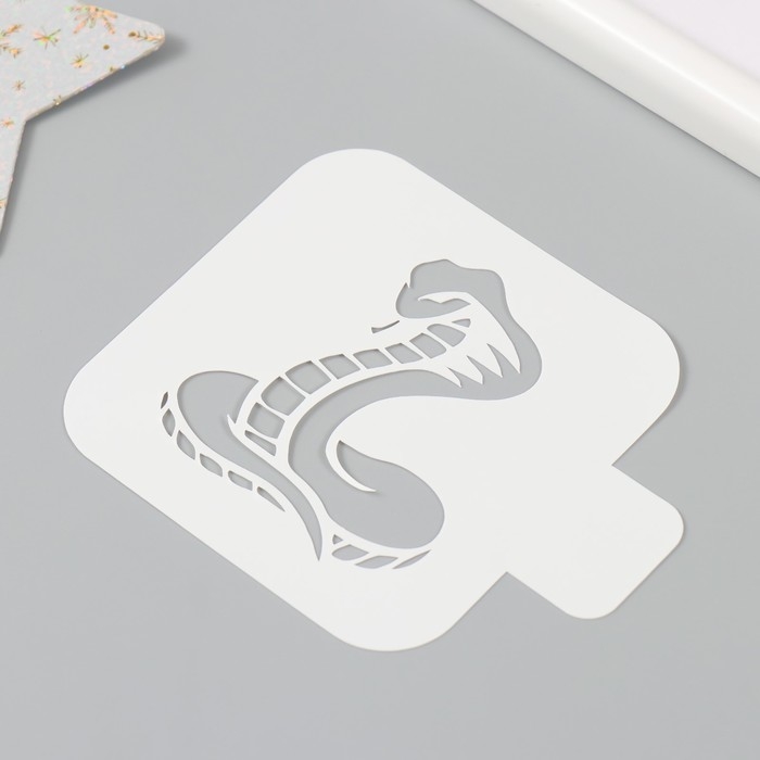 Трафарет новогодний пластиковый "Змея", размер 9х9 см