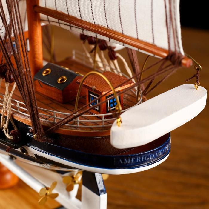 Корабль с белым дном &laquo;Мортан&raquo;