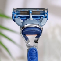 Станок бритвенный и 1 сменная кассета, подходит для gillette fusion Станок бритвенный и 1 сменная кассета, подходит для gillette fusion