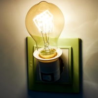 Светильник с выключателем в розетку Е27 40Вт белый 7х4,5х4,5 см Светильник с выключателем в розетку Е27 40Вт белый 7х4,5х4,5 см