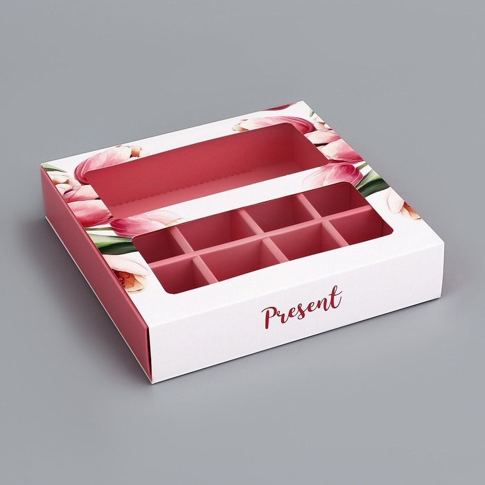 Коробка для 8 конфет + шоколад, с окном Коробка для 8 конфет + шоколад, с окном "Презент", 17,7 х 17,8 х 3,8 см. Кондитерская упаковка