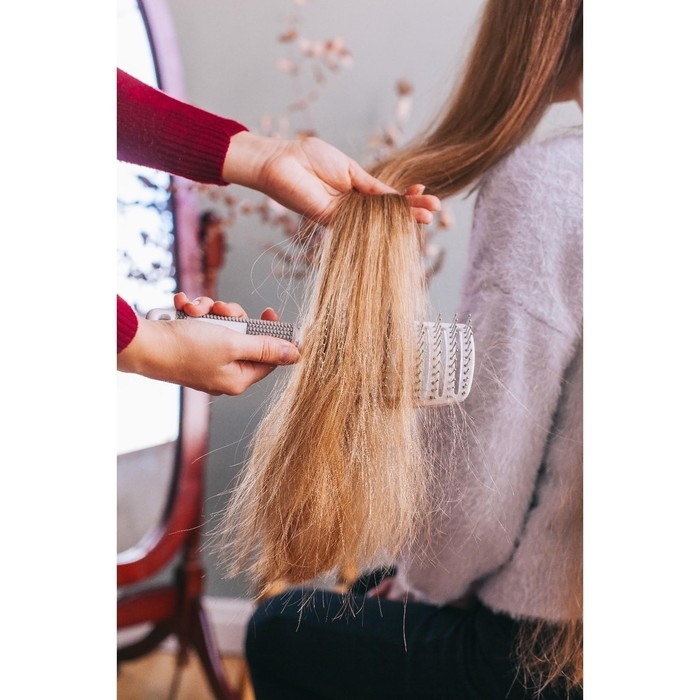 Расчёска массажная, с магнитом, прорезиненная ручка, вентилируемая, 7,5 × 25,5 см, цвет бежевый/белый Расчёска массажная, с магнитом, прорезиненная ручка, вентилируемая, 7,5 × 25,5 см, цвет бежевый/белый