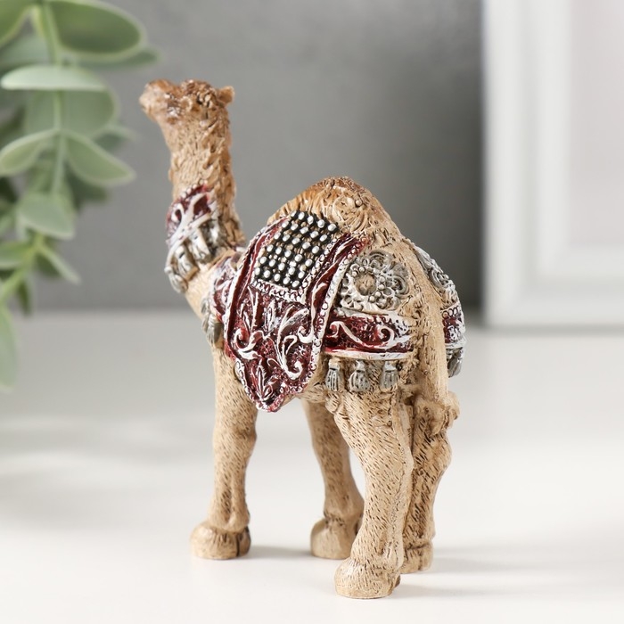 Сувенир полистоун "Пустынный верблюд с попоной" 3,5х8х8,7 см