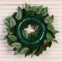 Венок новогодний d- 30 см "Уютная сказка" крупные листья и ягоды