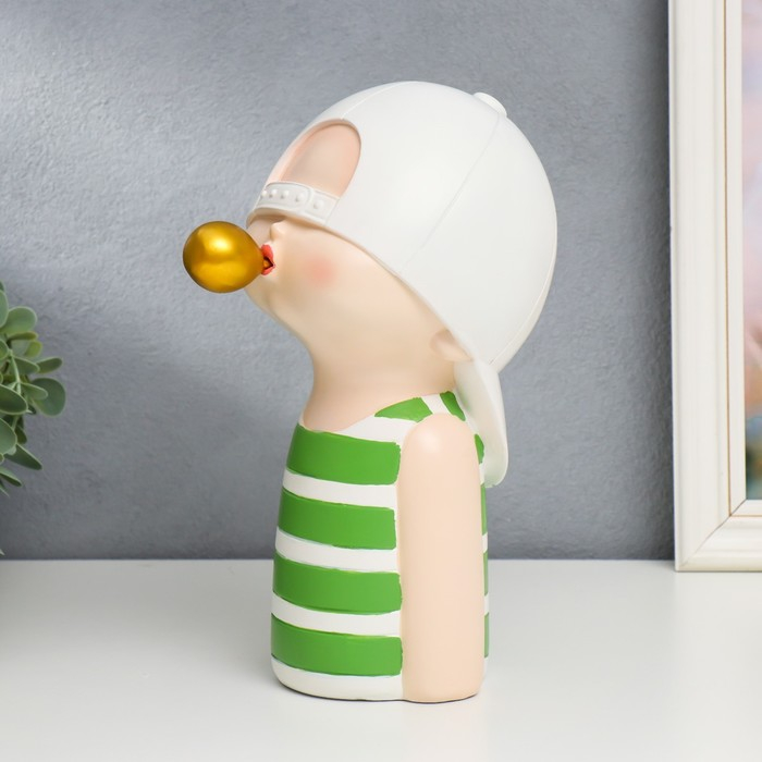 Сувенир полистоун Сувенир полистоун "Малыш в белой бейсболке, с золотым пузырём" зелёная полоска 26х15х18 см