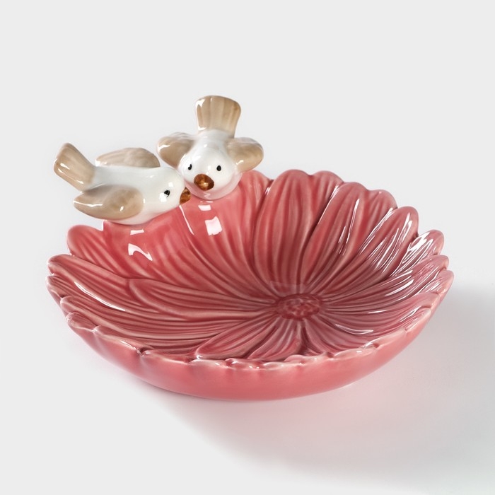 Блюдо керамическое «Голубки на цветке», 13×13,5×3 см, цвет розовый Блюдо керамическое «Голубки на цветке», 13×13,5×3 см, цвет розовый