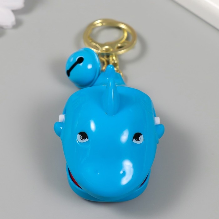 Брелок пластик с карабином Брелок пластик с карабином "Акула-зубастик" закрывается при нажатии на зуб 5,5х7,5х5 см