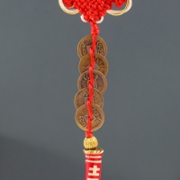 Подвеска текстиль "Золотая метла с 5-ю монетками и узлом Счастья" 32,5 см Подвеска текстиль "Золотая метла с 5-ю монетками и узлом Счастья" 32,5 см