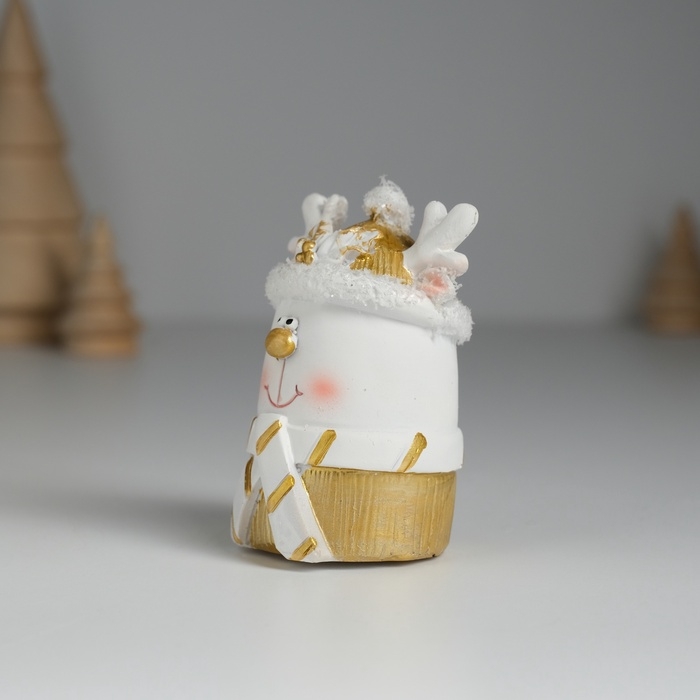 Сувенир полистоун "Олень белый в шапке и шарфике" 4х4х7 см
