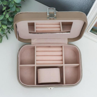 Шкатулка кожзам под часы 1 деление и бижутерию "Рептилия серая" комбинированная 7х14х20 см Шкатулка кожзам под часы 1 деление и бижутерию "Рептилия серая" комбинированная 7х14х20 см