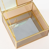 Шкатулка стекло с металлическим каркасом "Бабочка" квадрат карамель 15х15х8,3 см Шкатулка стекло с металлическим каркасом "Бабочка" квадрат карамель 15х15х8,3 см