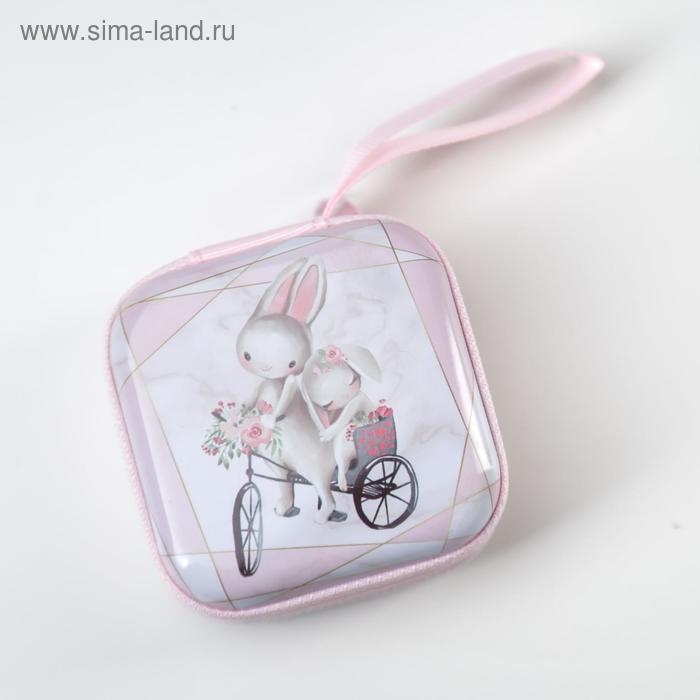 Шкатулка металл на молнии с петелькой Шкатулка металл на молнии с петелькой "Зайчата на велосипеде" 6,5х6,5х3 см