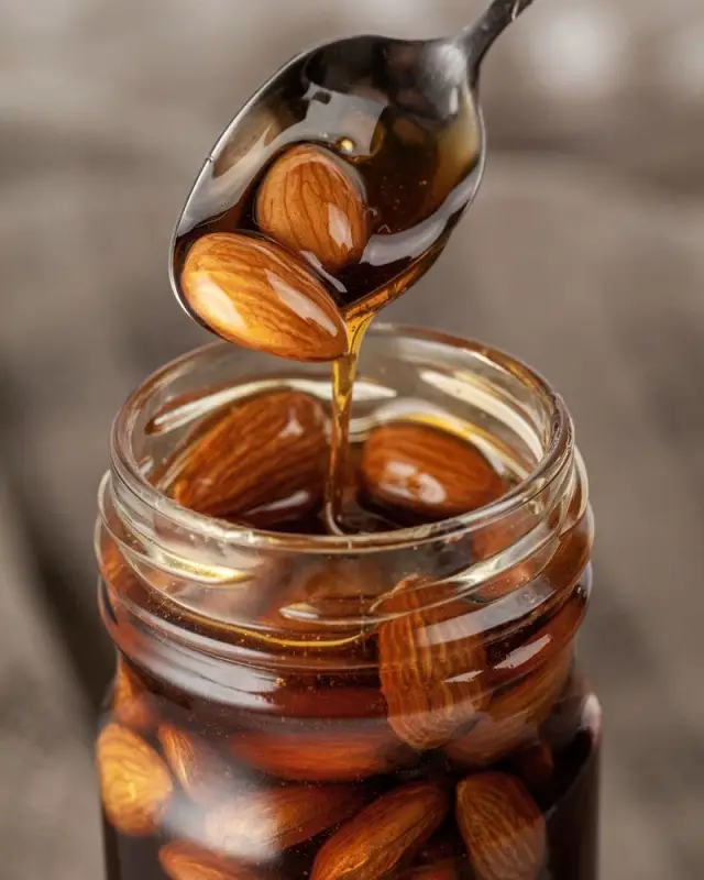 Мед Bee To Bear, с миндалем Мед Bee To Bear, с миндалем