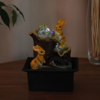 Фонтан "Зайчики на брёвнышках" 22х16 см (с подсветкой) Фонтан "Зайчики на брёвнышках" 22х16 см (с подсветкой)