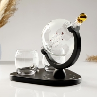 Мини-Бар Путешествия, на подставке, штоф - 930 мл, бокалы - 330 мл, 23,5 х 25,5 х 23 см Мини-Бар Путешествия, на подставке, штоф - 930 мл, бокалы - 330 мл, 23,5 х 25,5 х 23 см