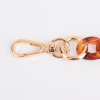 Цепочка для сумки, пластиковая, с карабинами, 23 &times; 17 мм, 29 - 29,5 см, цвет янтарный/золотой