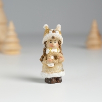 Сувенир полистоун "Малышка в шапке-сове, в золотистой шубке, с веночком" 2,2х2,2х5 см Сувенир полистоун "Малышка в шапке-сове, в золотистой шубке, с веночком" 2,2х2,2х5 см