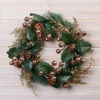 Венок новогодний d-19 см "Элит" ягодки шишки веточки, золото