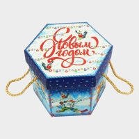 Новый год. Подарочная коробка новогодняя Шестигранник малый "Зимние забавы" с веревочными ручками, 210x210x185 мм. Новый год. Подарочная коробка новогодняя Шестигранник малый "Зимние забавы" с веревочными ручками, 210x210x185 мм.