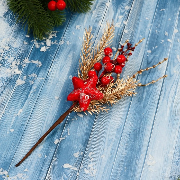 Декор "Зимние грезы" алая звезда ягоды золотая хвоя, 24 см