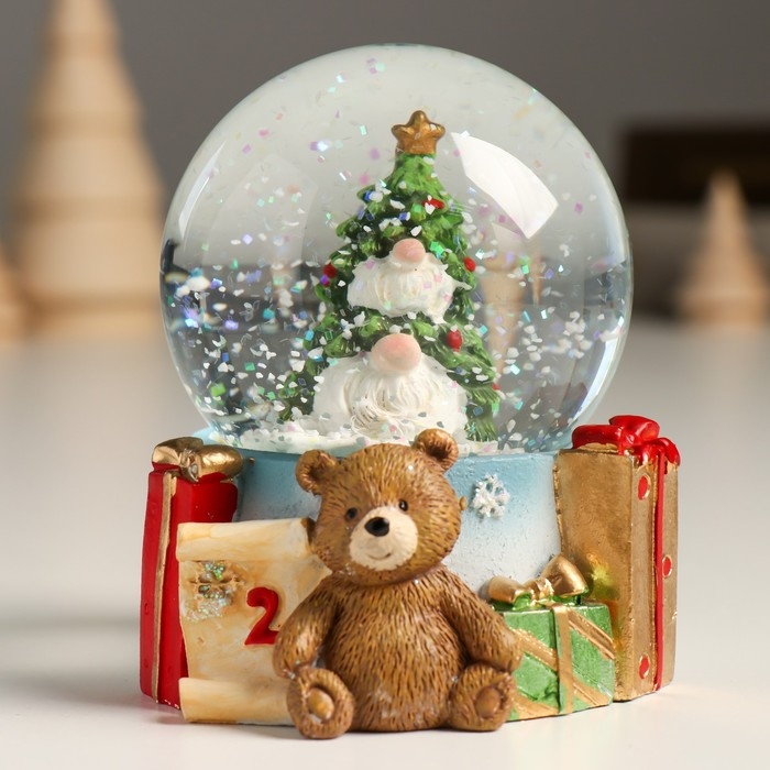 Сувенир полистоун водяной шар Сувенир полистоун водяной шар "Ёлка с гномами" 7х8х9 см