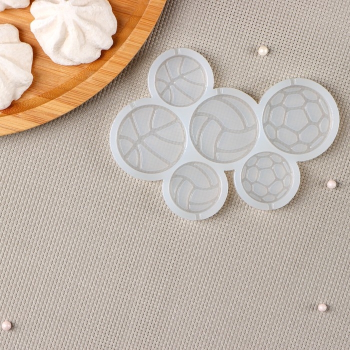 Силиконовая форма &laquo;Мячи&raquo;, 12,5&times;9 см, ячейки d=4 см, d=3 см, цвет прозрачный