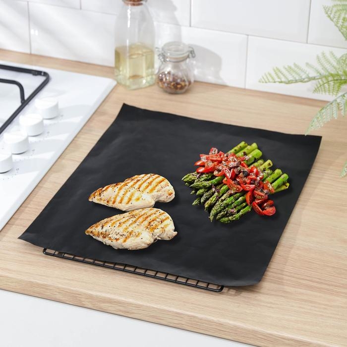 Набор тефлоновых ковриков, многоразовых, 2 шт, цвет чёрный, бежевый Набор тефлоновых ковриков, многоразовых, 2 шт, цвет чёрный, бежевый