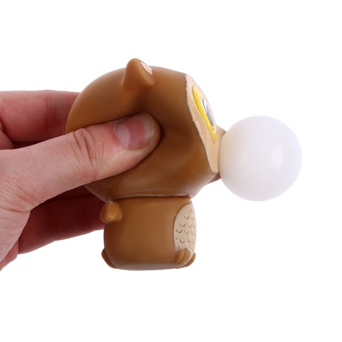 Мялка &laquo;Совушка&raquo; надувает шарик