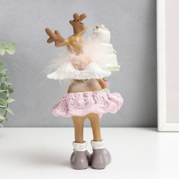 Сувенир полистоун Сувенир полистоун "Олениха в розовой юбочке с тортиком" 9,5х10х19,5 см
