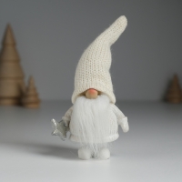 Сувенир полистоун "Дед Мороз в белом вязанном колпаке, с серебристой звёздочкой" 5х3,5х13 см 10326 Сувенир полистоун "Дед Мороз в белом вязанном колпаке, с серебристой звёздочкой" 5х3,5х13 см 10326