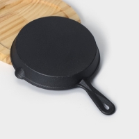 Сковорода чугунная &laquo;Авиньон&raquo;, 21,5&times;15,5&times;2,5 см, с 2 сливами, на деревянной подставке